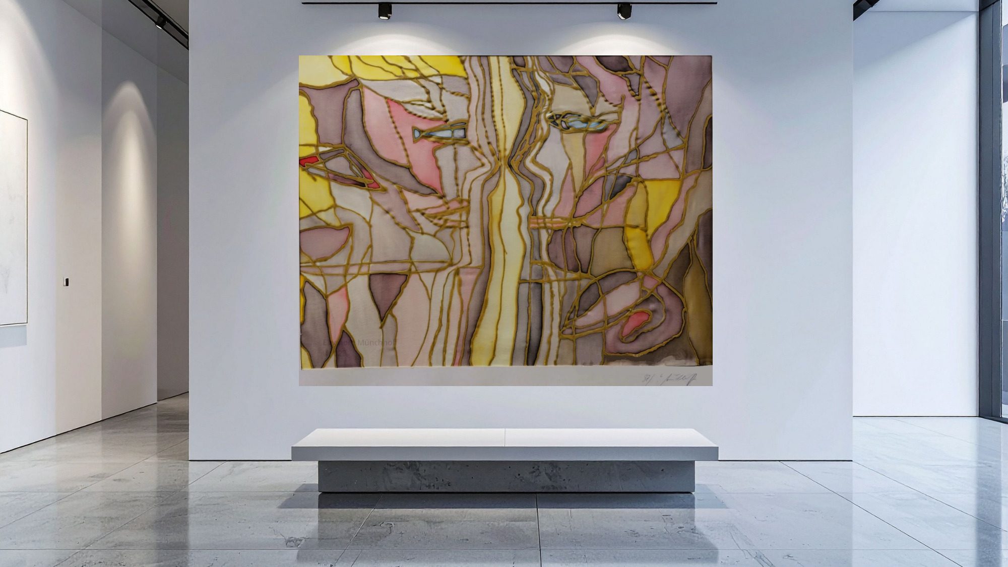 Raumansicht - SCHIMMERNDE PRÄSENZ Übergroß dargestelltes abstrakte Seidenmalerei SCHIMMERNDE PRÄSENZ als Wandbild in einer modernen Raumansicht, Beispiel für XXL‑Kunstdruck